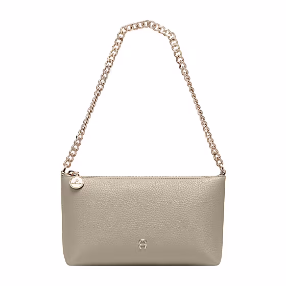 Fashion bag with chain Photo