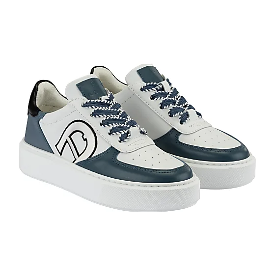 Sally Sneaker Photo