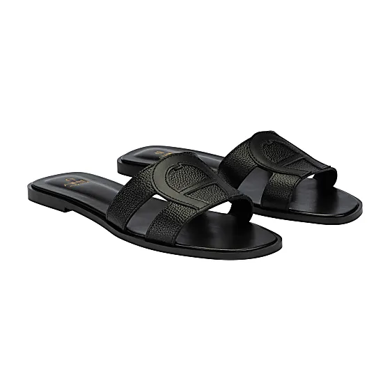 Lara Slides Photo